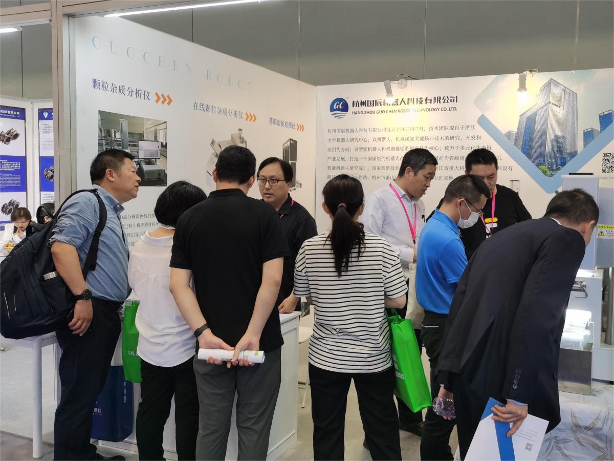 國辰展位上，到訪客戶圍觀、了解產品
